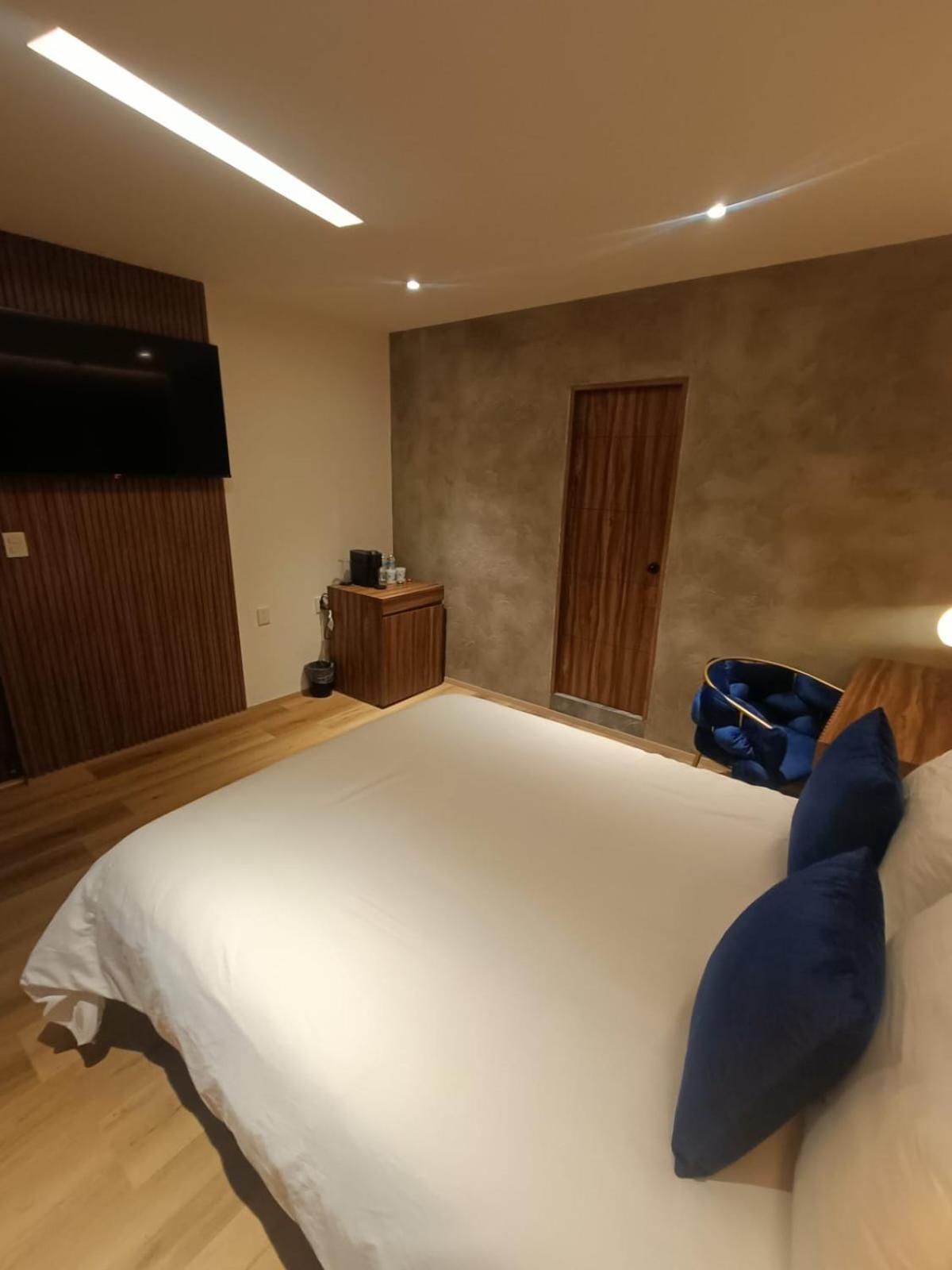 Eugenio Suetes Hotel Mexico City Room photo